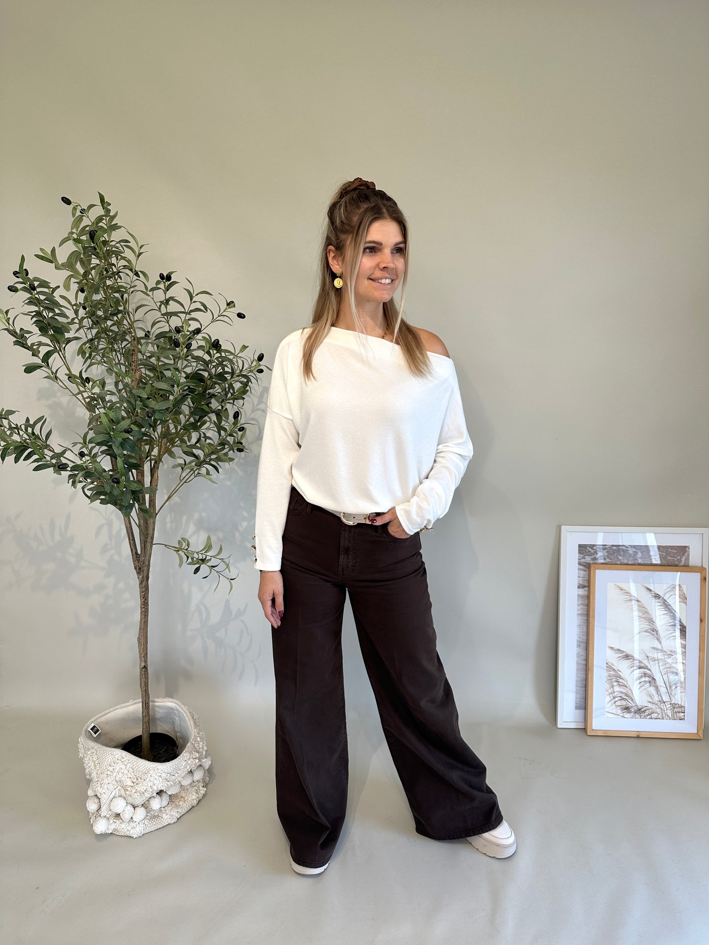 pullover in wollweiß mit knöpfe am arm