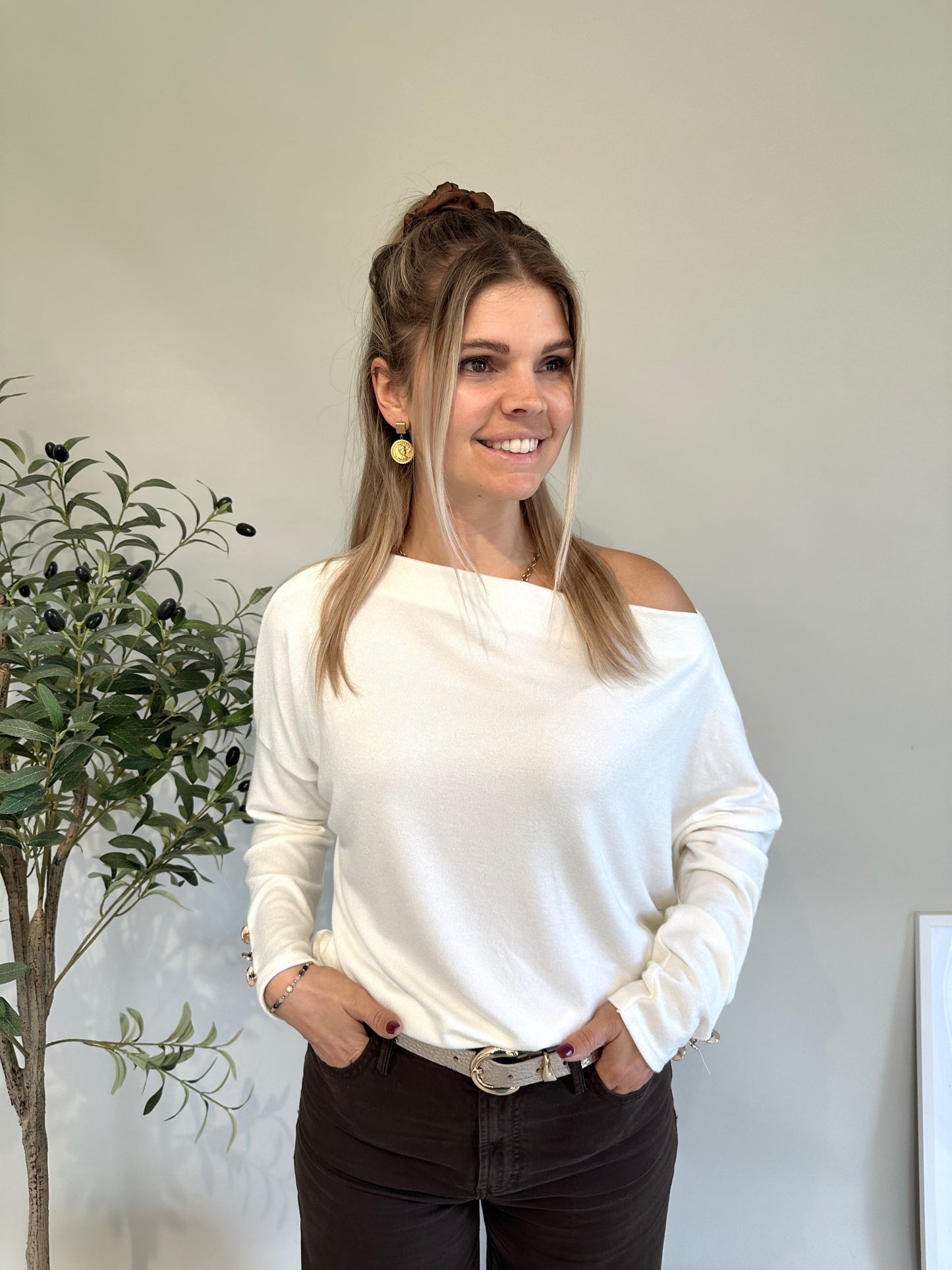 pullover in wollweiß mit knöpfe am arm