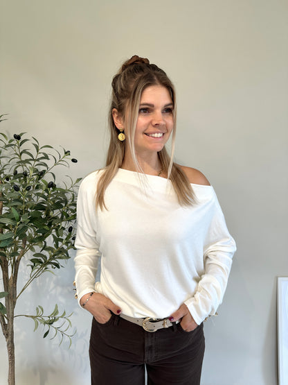 Pullover in Wollweiß mit Knöpfe am Arm