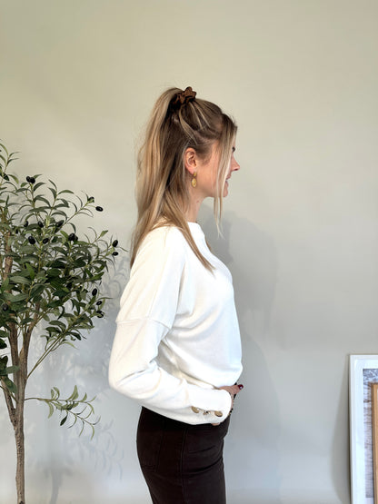 Pullover in Wollweiß mit Knöpfe am Arm