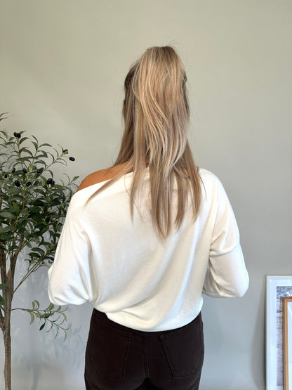 Pullover in Wollweiß mit Knöpfe am Arm