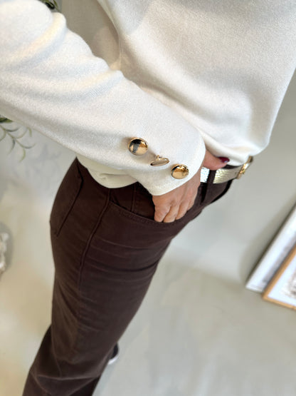 Pullover in Wollweiß mit Knöpfe am Arm