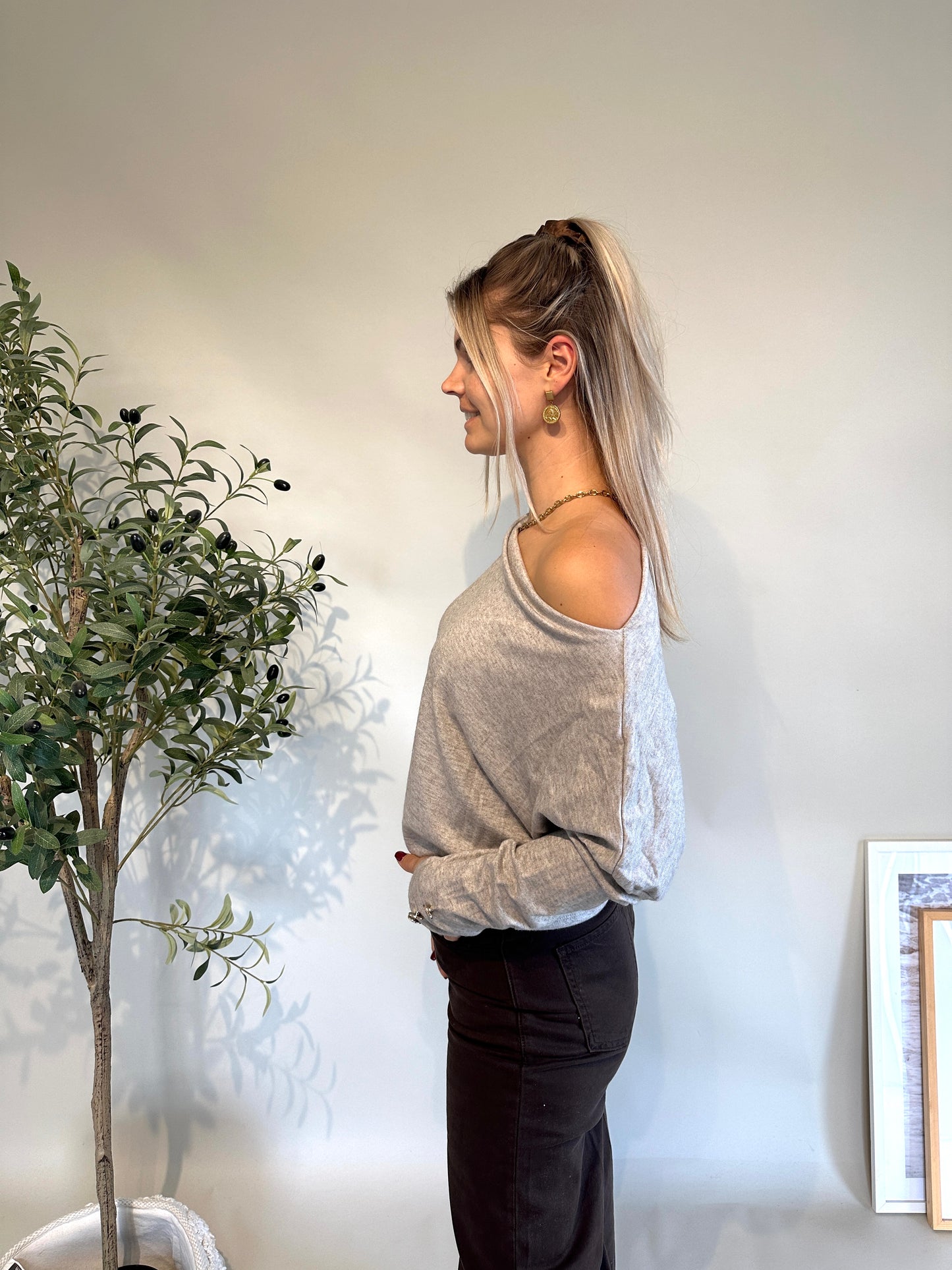 pullover in nussbraun mit knöpfe am arm