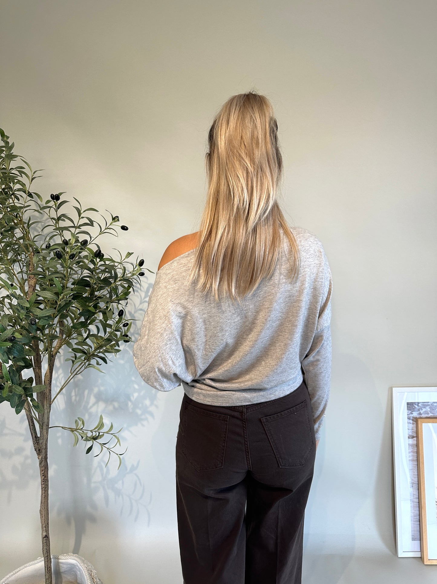 pullover in nussbraun mit knöpfe am arm