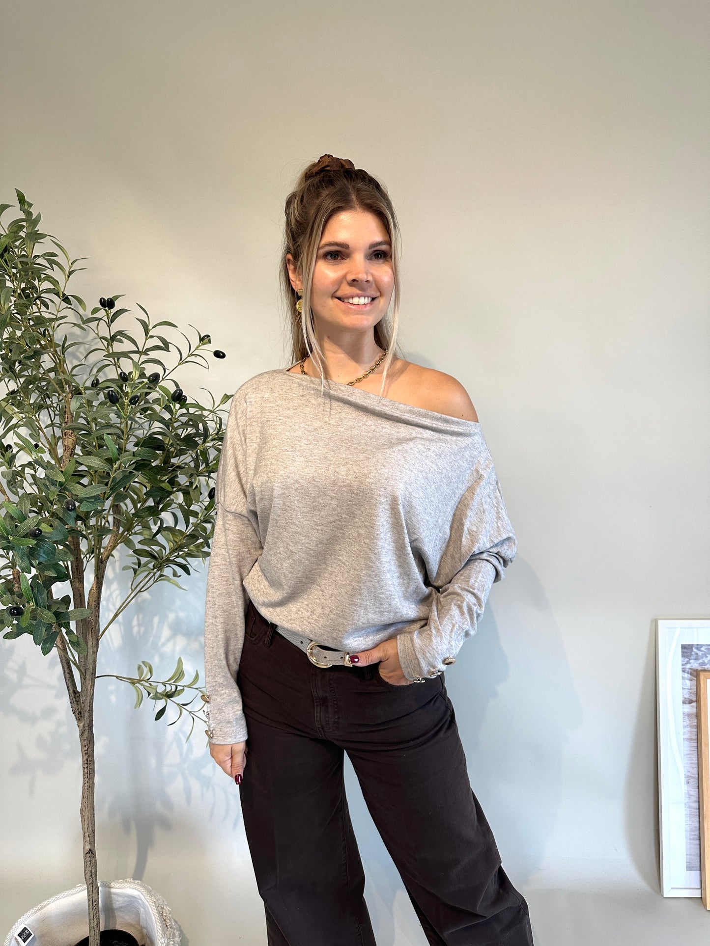 pullover in nussbraun mit knöpfe am arm