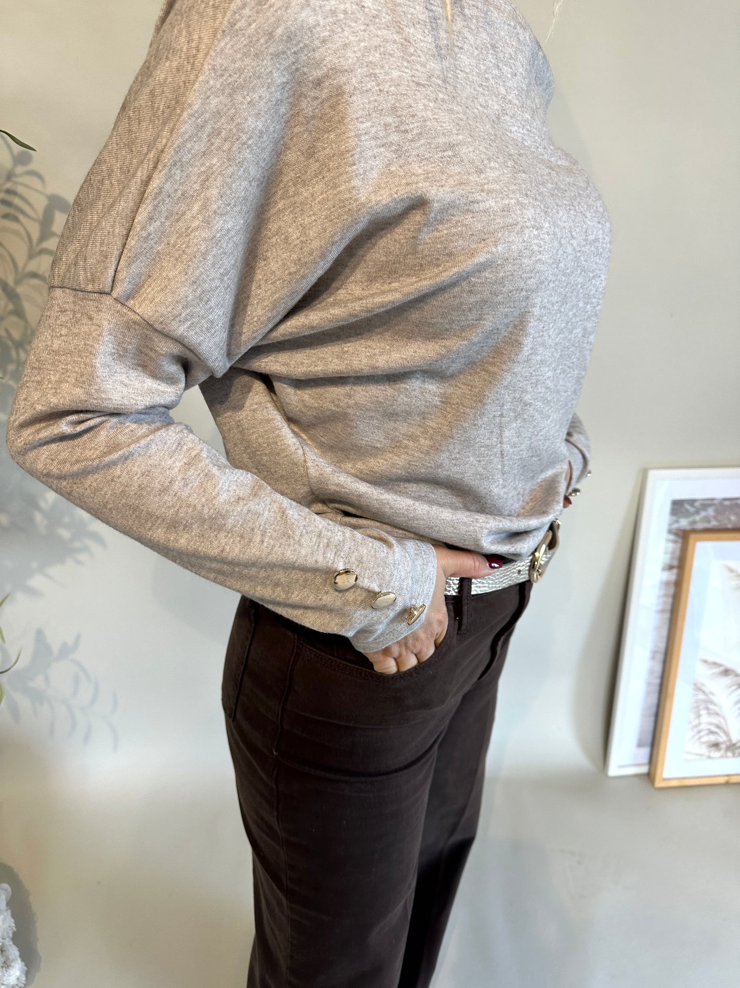 pullover in nussbraun mit knöpfe am arm