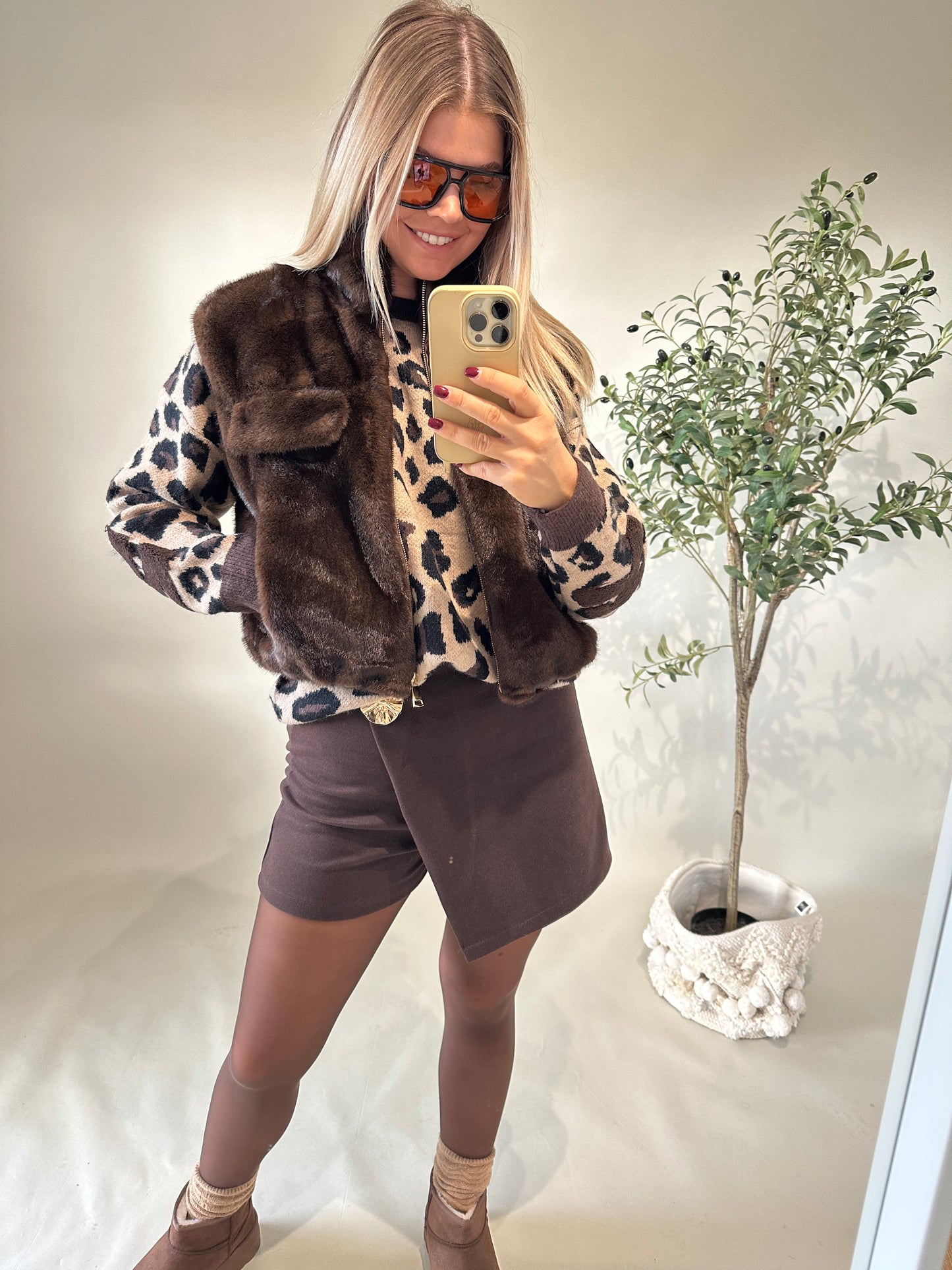 hosen-rock in schokobraun mit goldener spange