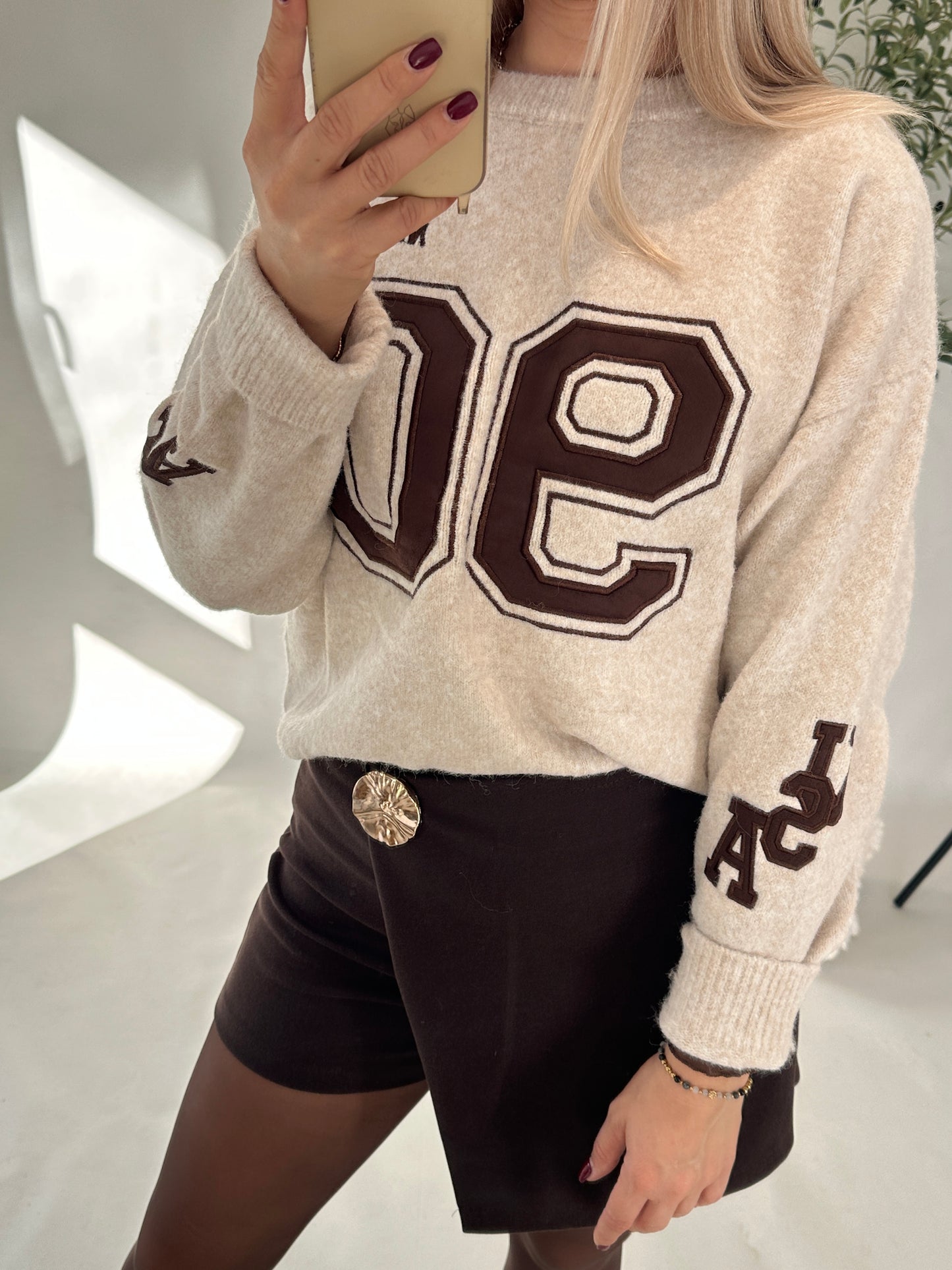 pullover in beige mit aufschrift in schokobraun ( new york 90)