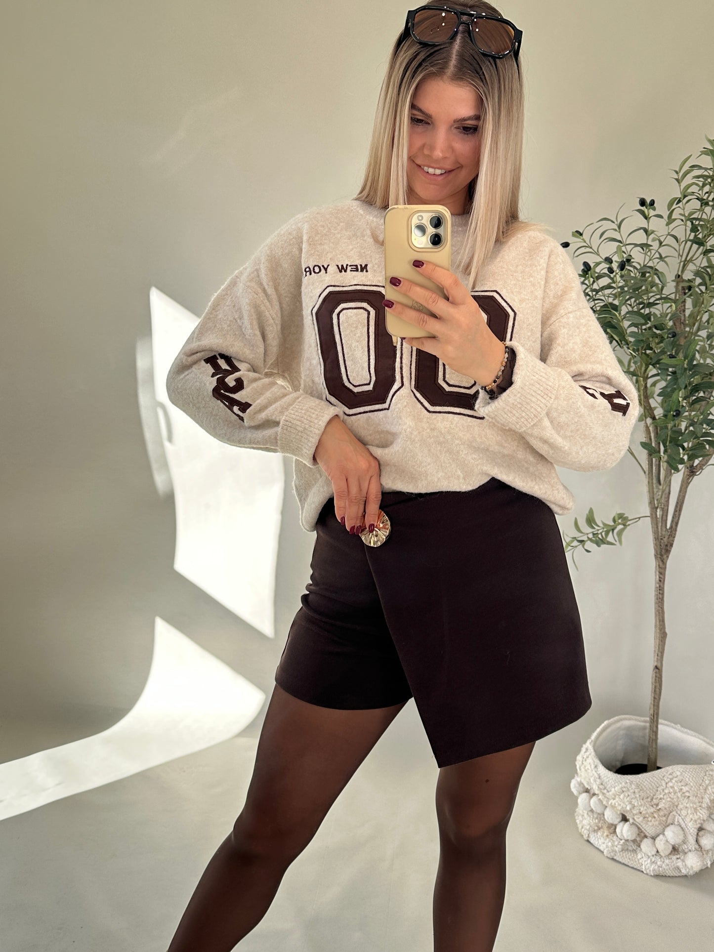 pullover in beige mit aufschrift in schokobraun ( new york 90)