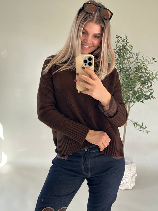 Pullover in Schokobraun mit Rautenmuster vorne und weitem Kragen