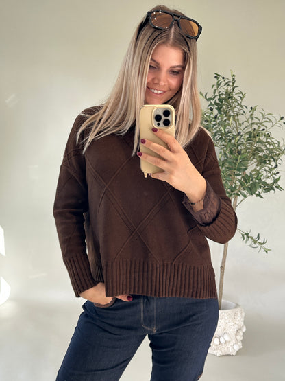 Pullover in Schokobraun mit Rautenmuster vorne und weitem Kragen