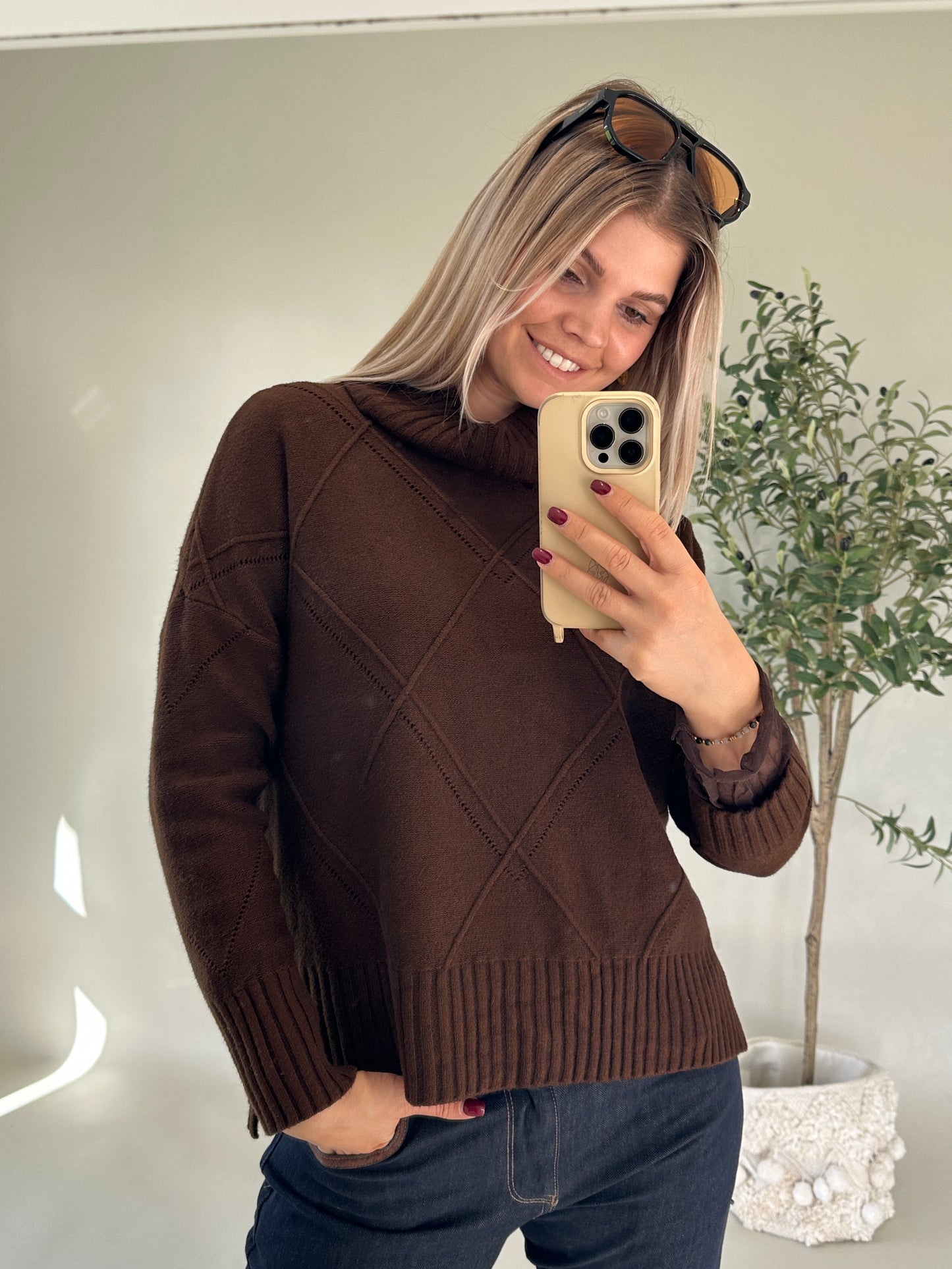 pullover in schokobraun mit rautenmuster vorne und weitem kragen
