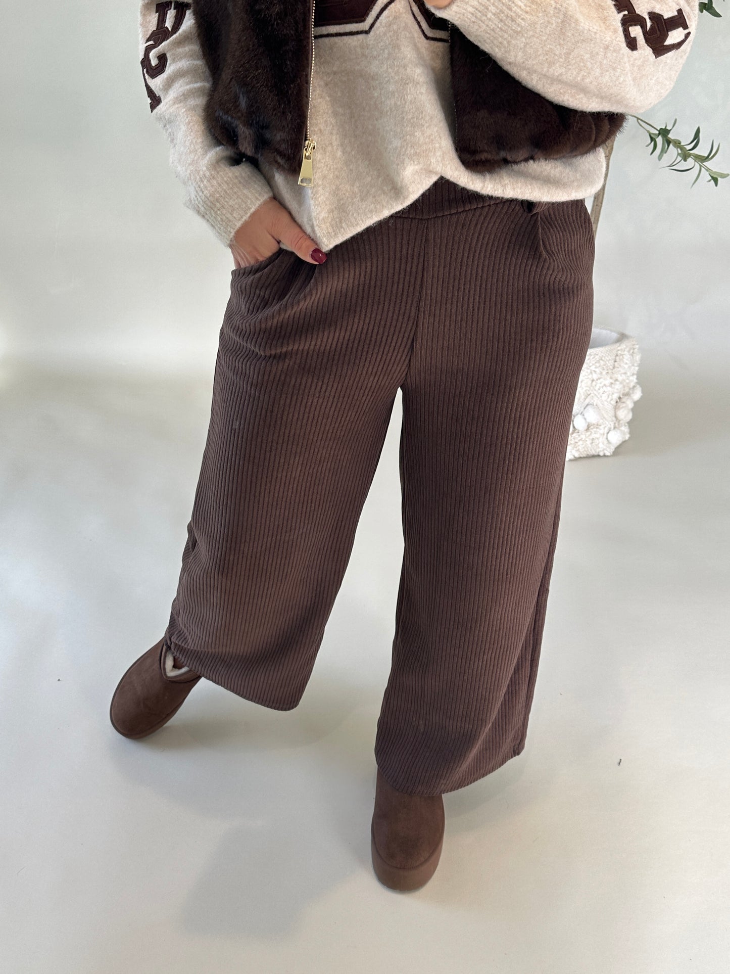 hose mit weitem bein in schokobraun(cord) mit gürtel