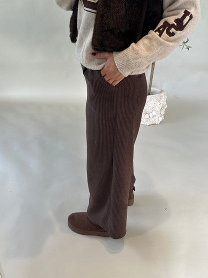 Hose mit weitem Bein in Schokobraun(Cord) mit Gürtel