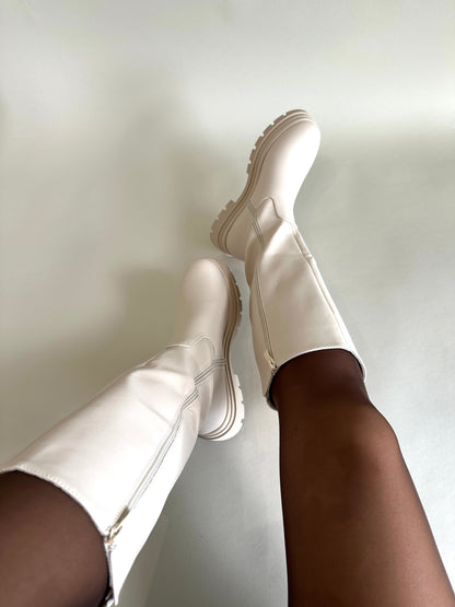 Stiefel in Wollweiß