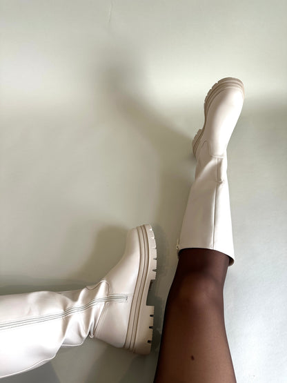 Stiefel in Wollweiß