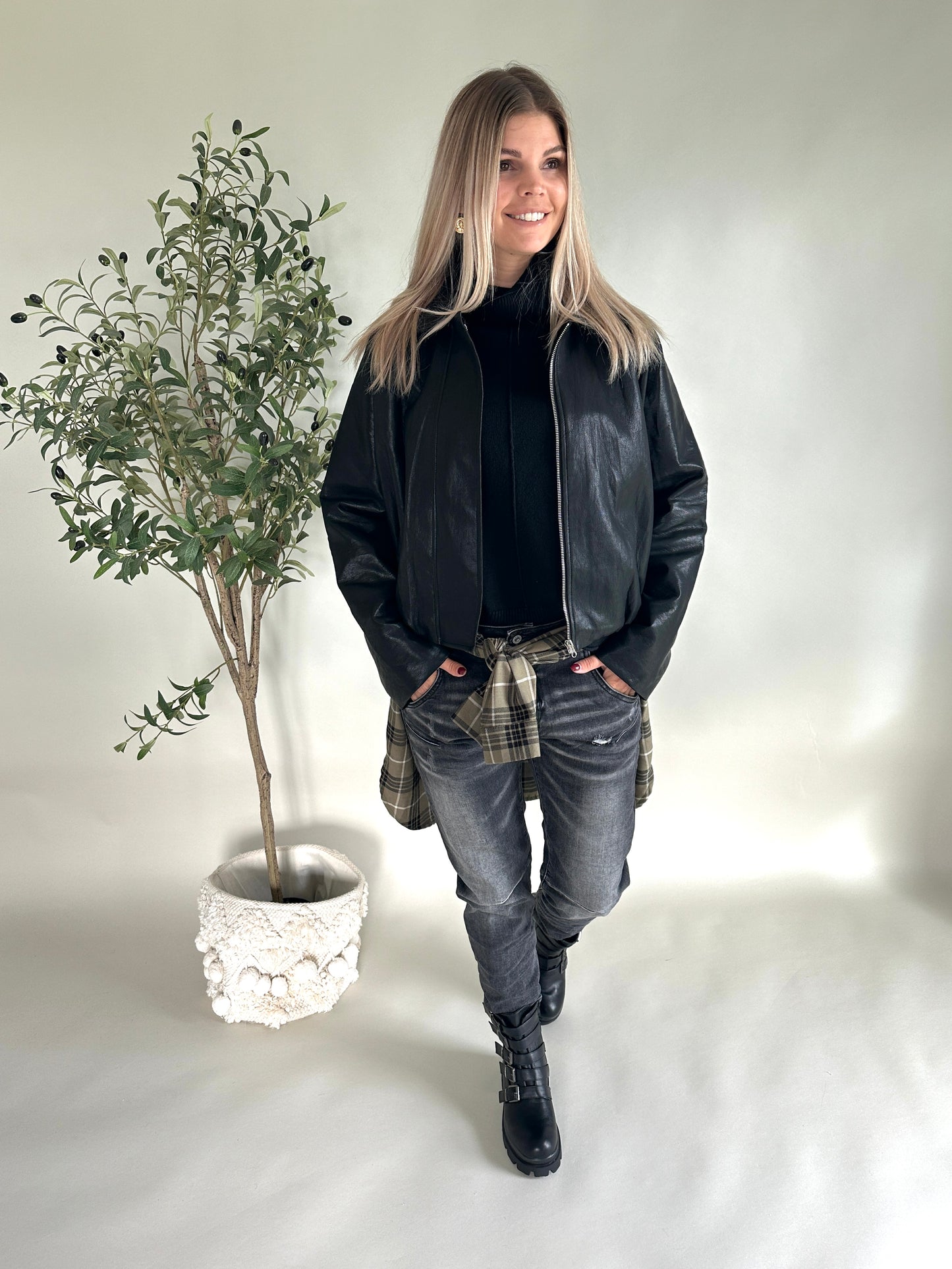 ballonjacke in schwarz ( kunstleder )