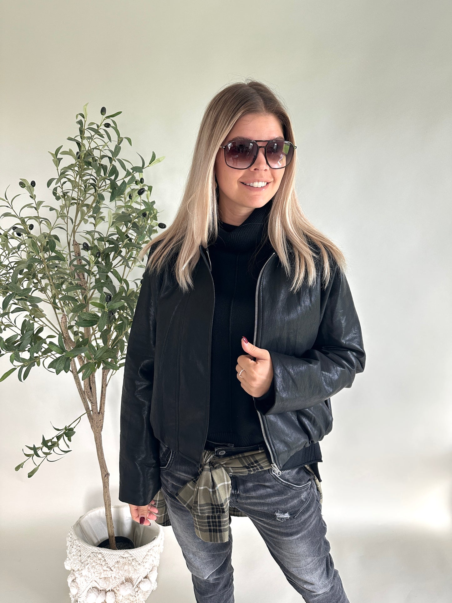 pullover in schwarz mit weitem rollkragen und schlitz an der seite