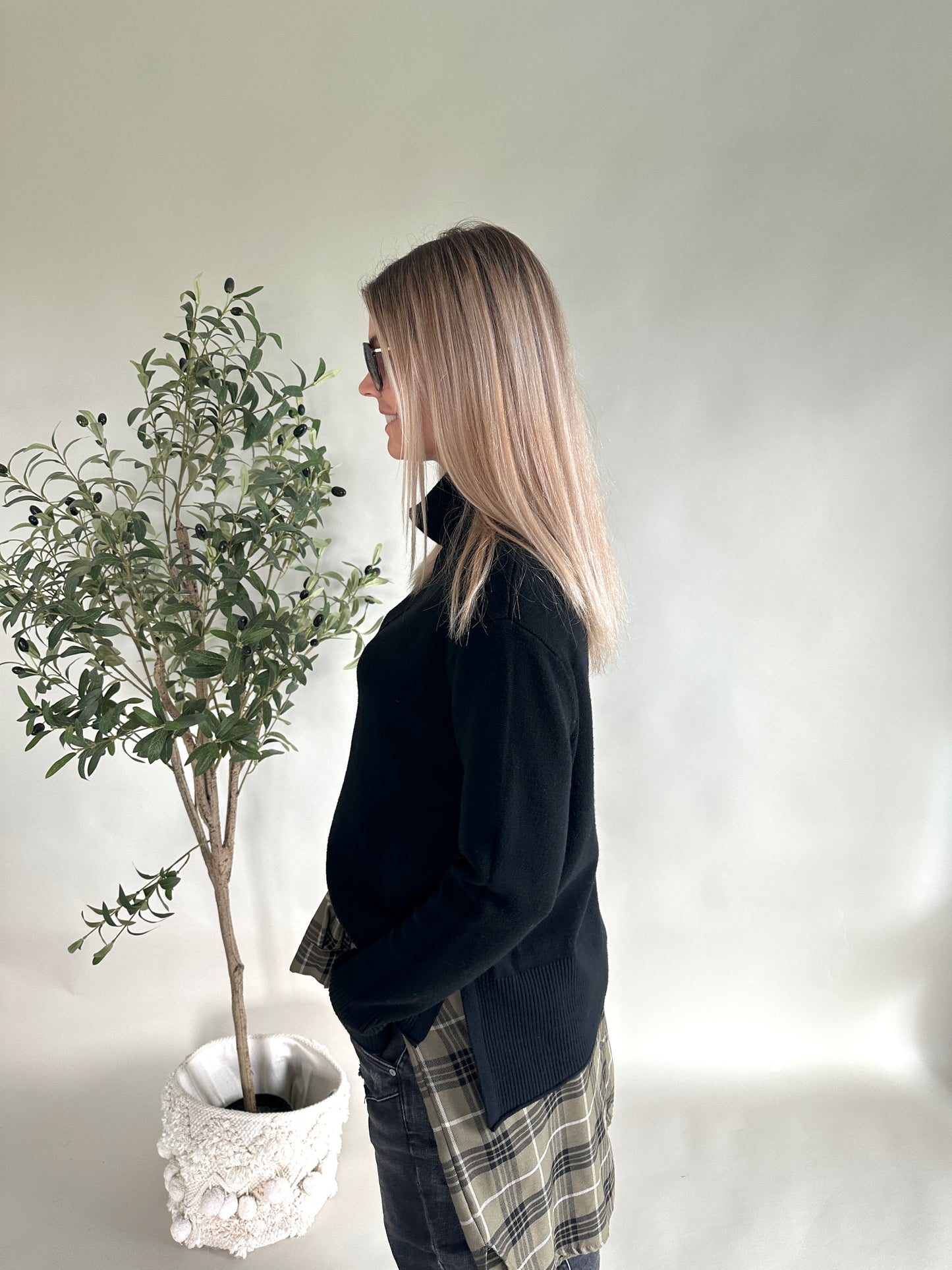 pullover in schwarz mit weitem rollkragen und schlitz an der seite