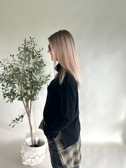 Pullover in Schwarz mit weitem Rollkragen und Schlitz an der Seite