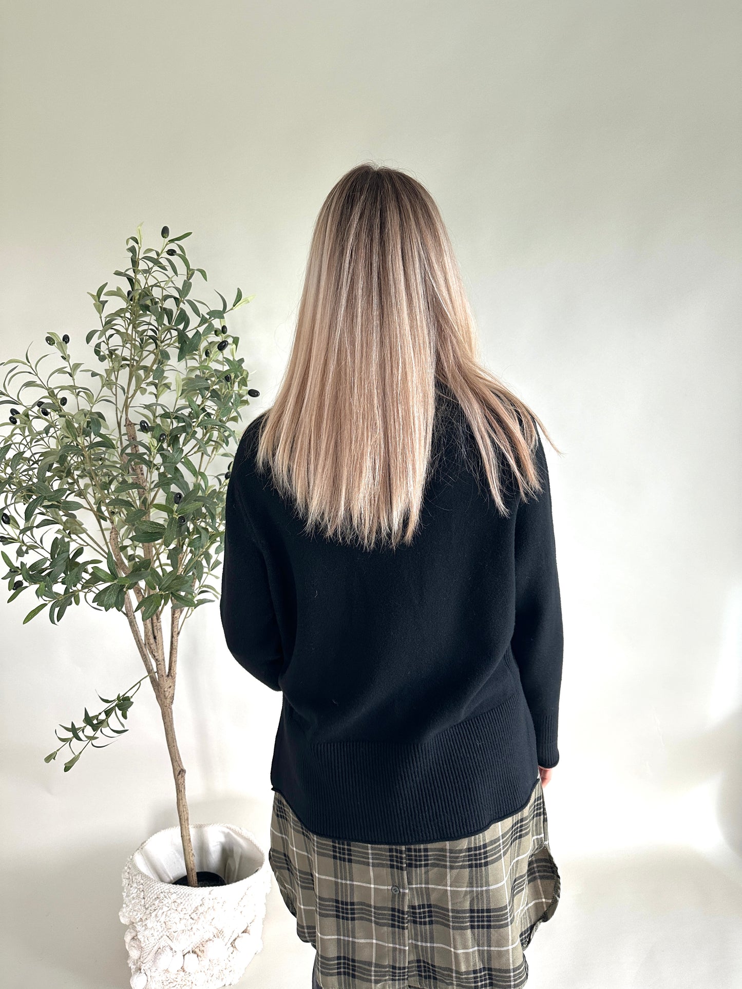 pullover in schwarz mit weitem rollkragen und schlitz an der seite