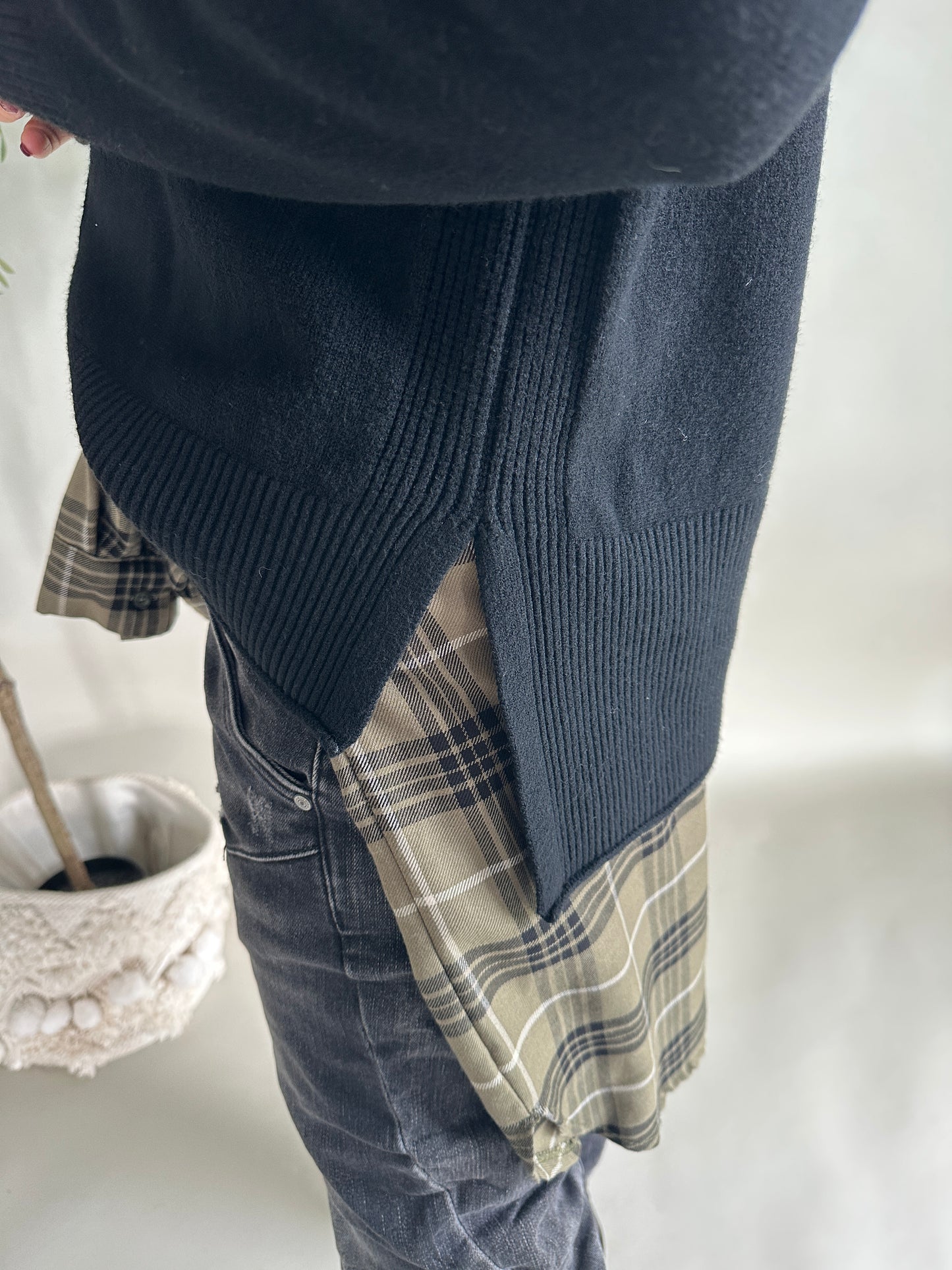 pullover in schwarz mit weitem rollkragen und schlitz an der seite