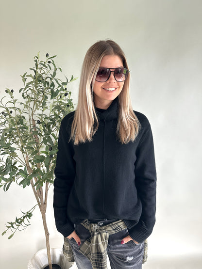 Pullover in Schwarz mit weitem Rollkragen und Schlitz an der Seite