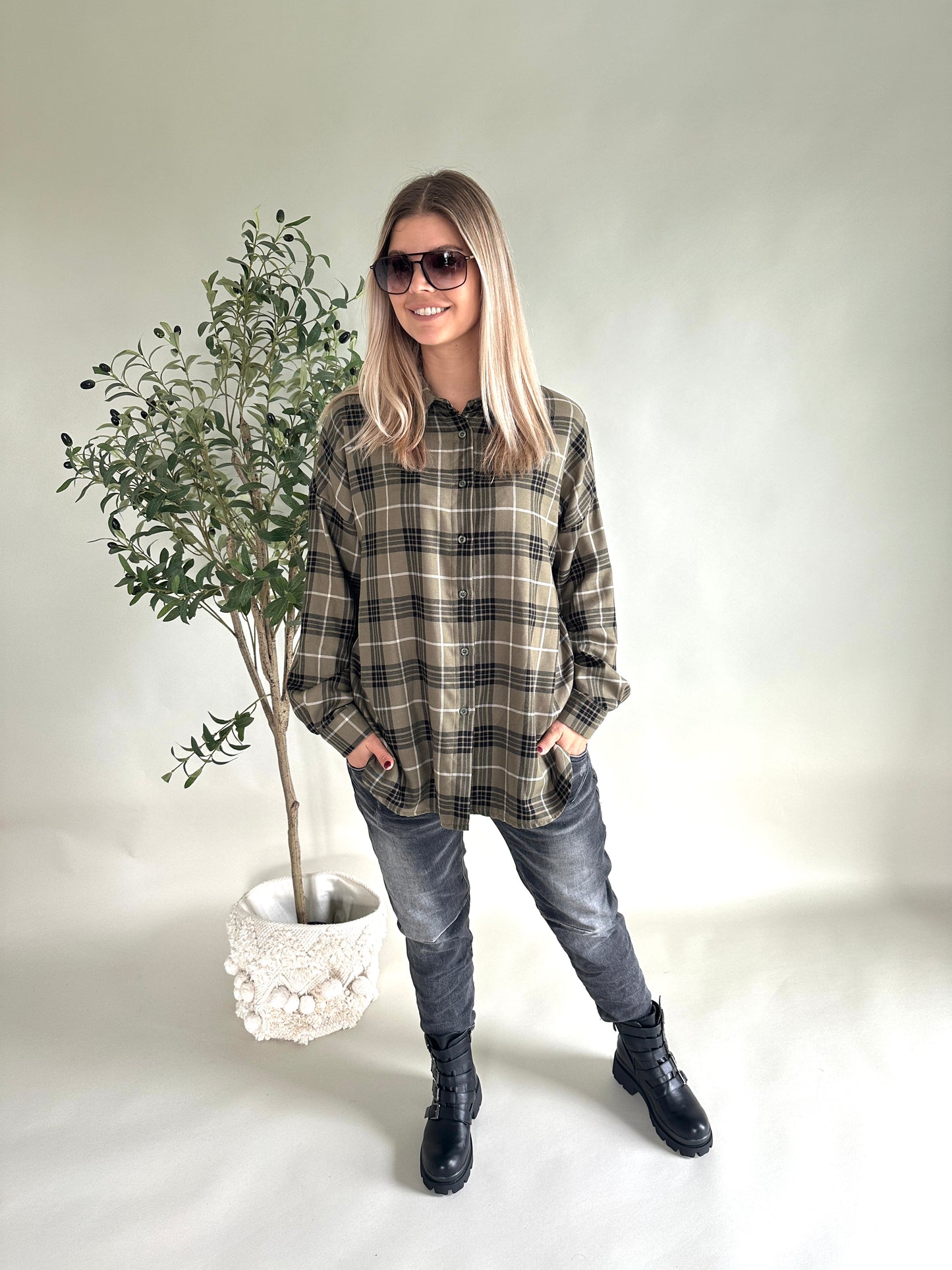 hemdbluse in olivgrün/ schwarz/ beige ( kariert )