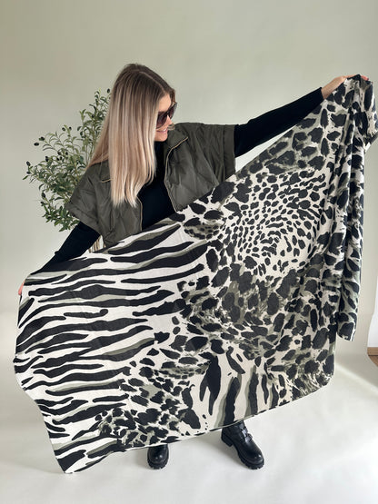 Schal in Olivgrün/Schwarz/Beige mit Leo-Muster