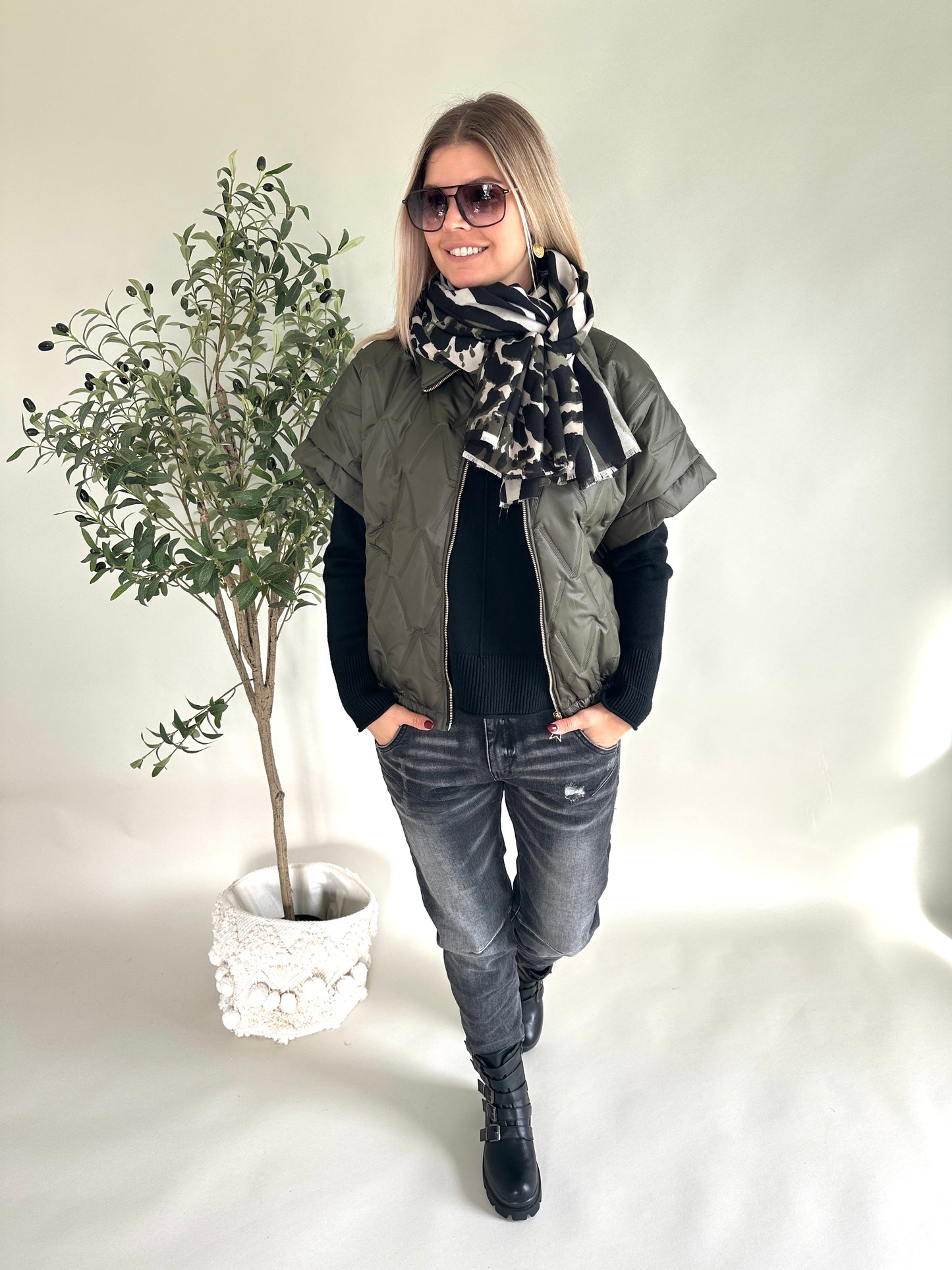 schal in olivgrün/schwarz/beige mit leo-muster