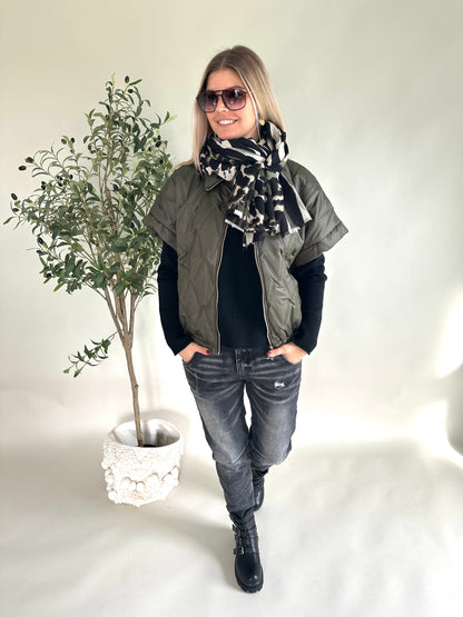 Schal in Olivgrün/Schwarz/Beige mit Leo-Muster