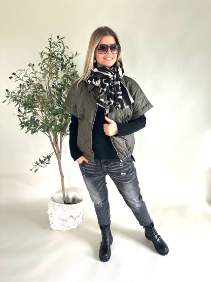 Schal in Olivgrün/Schwarz/Beige mit Leo-Muster