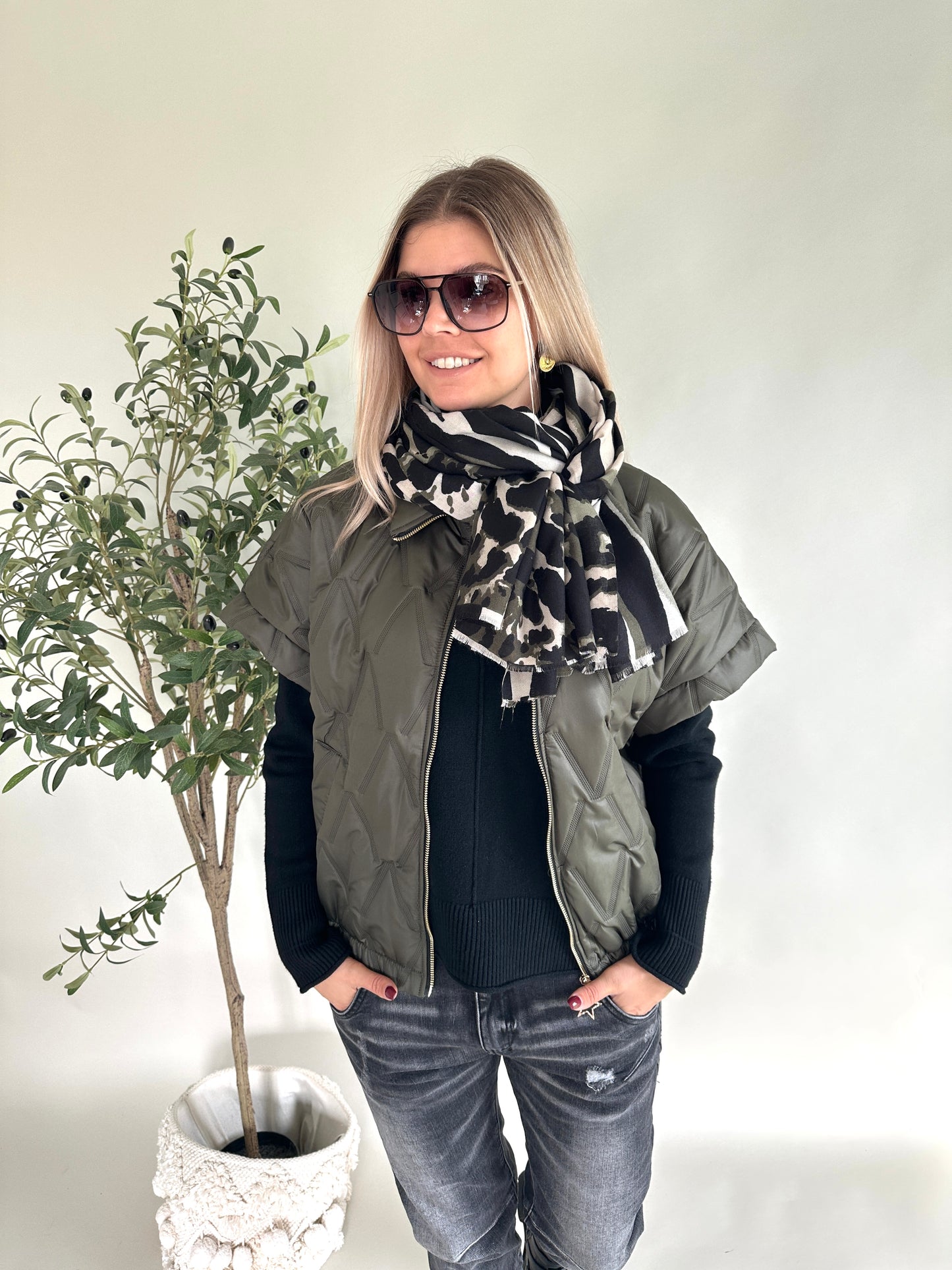 schal in olivgrün/schwarz/beige mit leo-muster