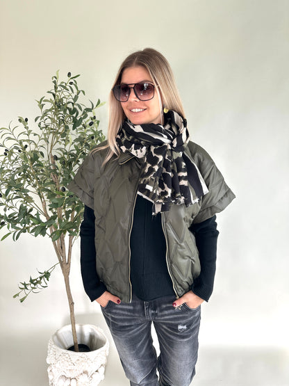 Schal in Olivgrün/Schwarz/Beige mit Leo-Muster