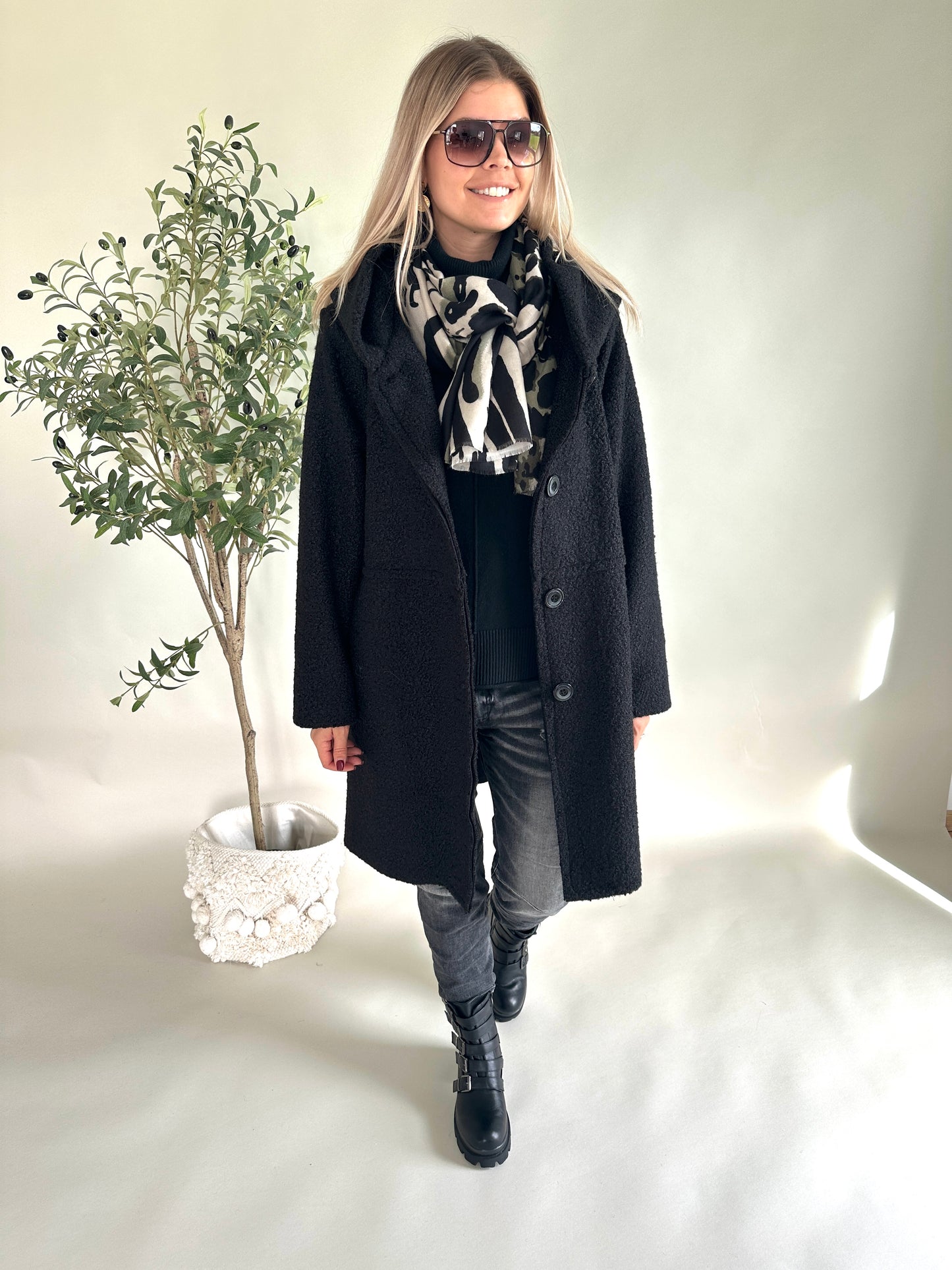 schal in olivgrün/schwarz/beige mit leo-muster