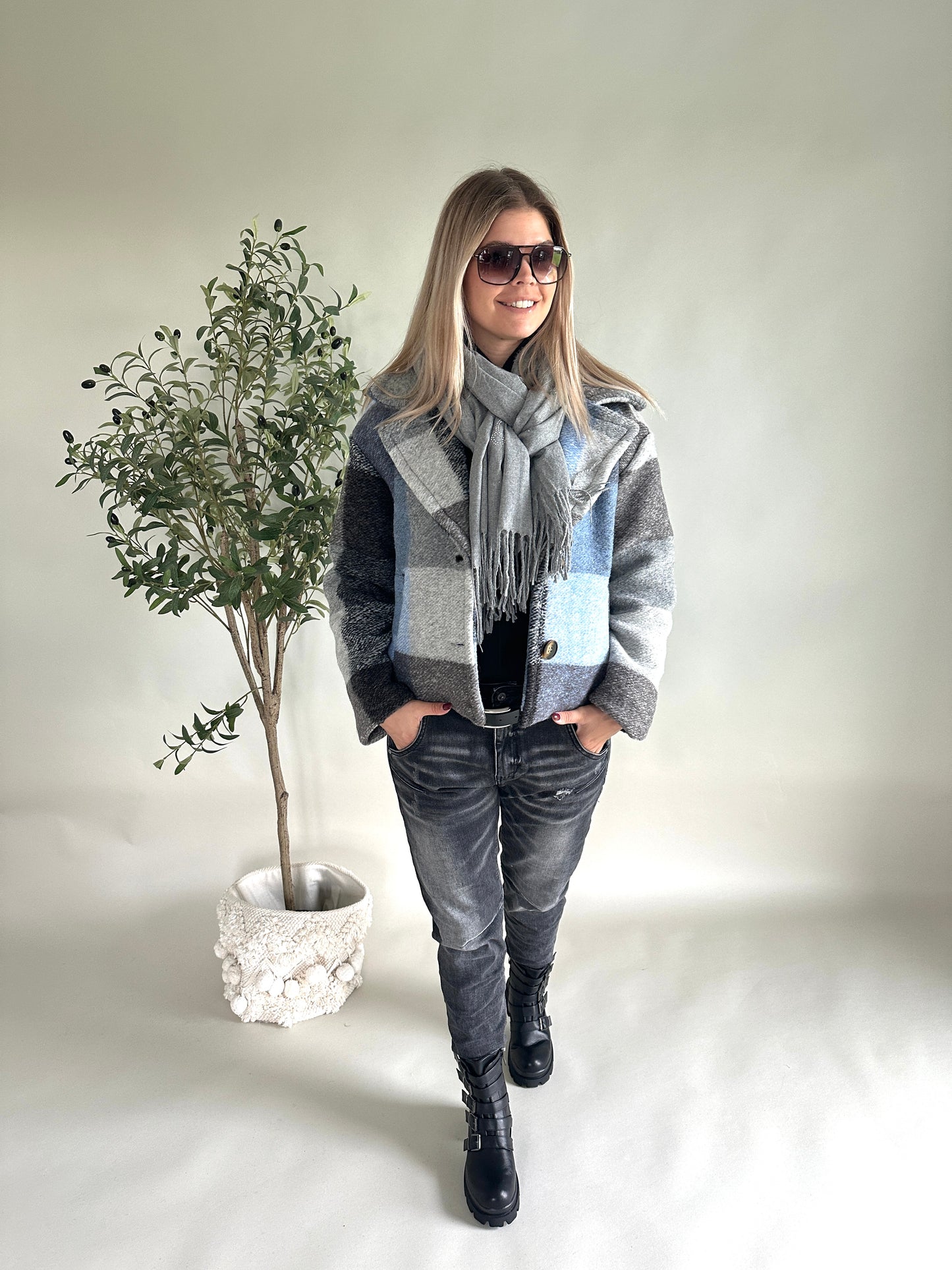 schal in grau mit glitzersteinen und fransen