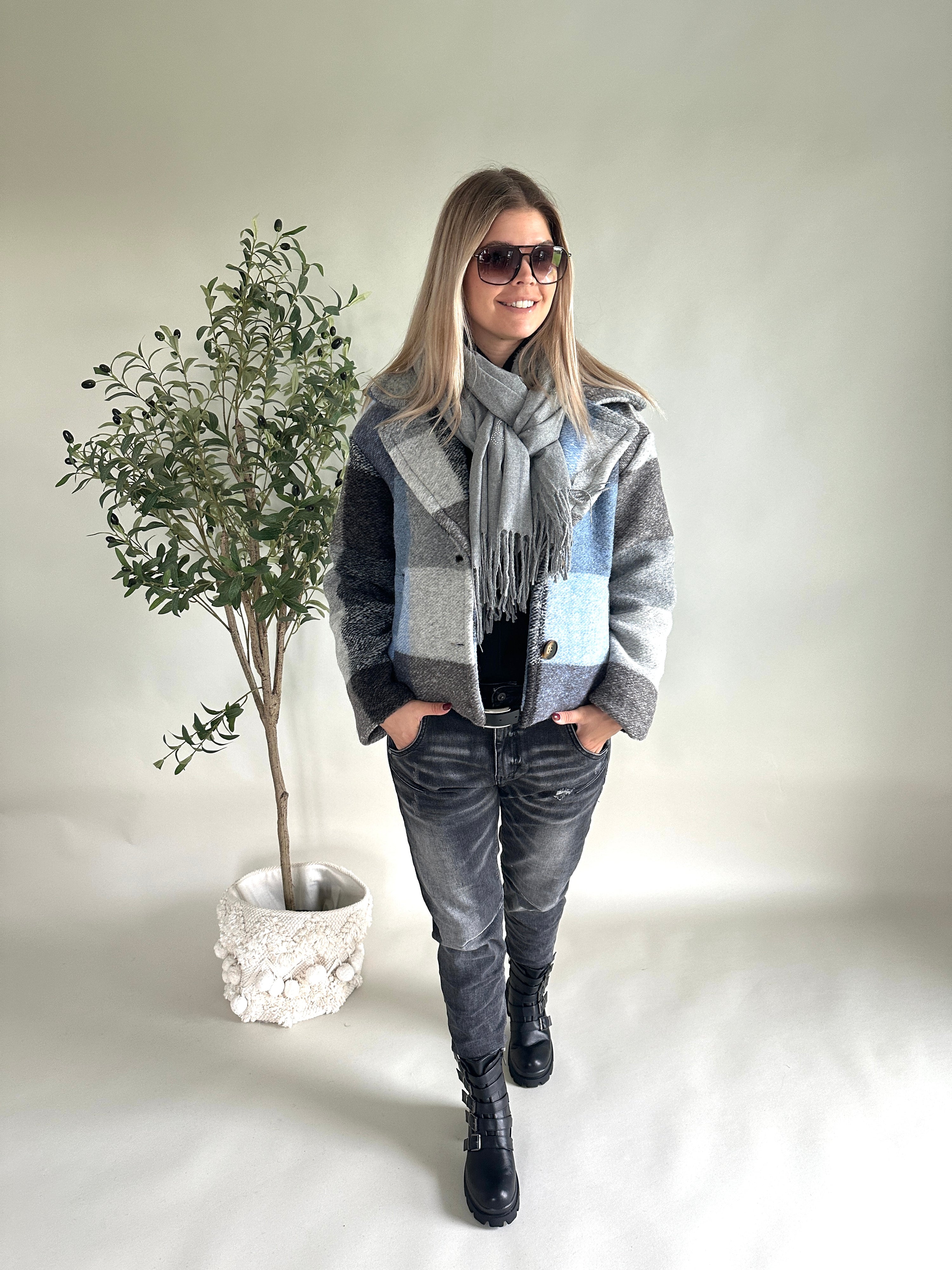 Schal in Grau mit Glitzersteinen und Fransen