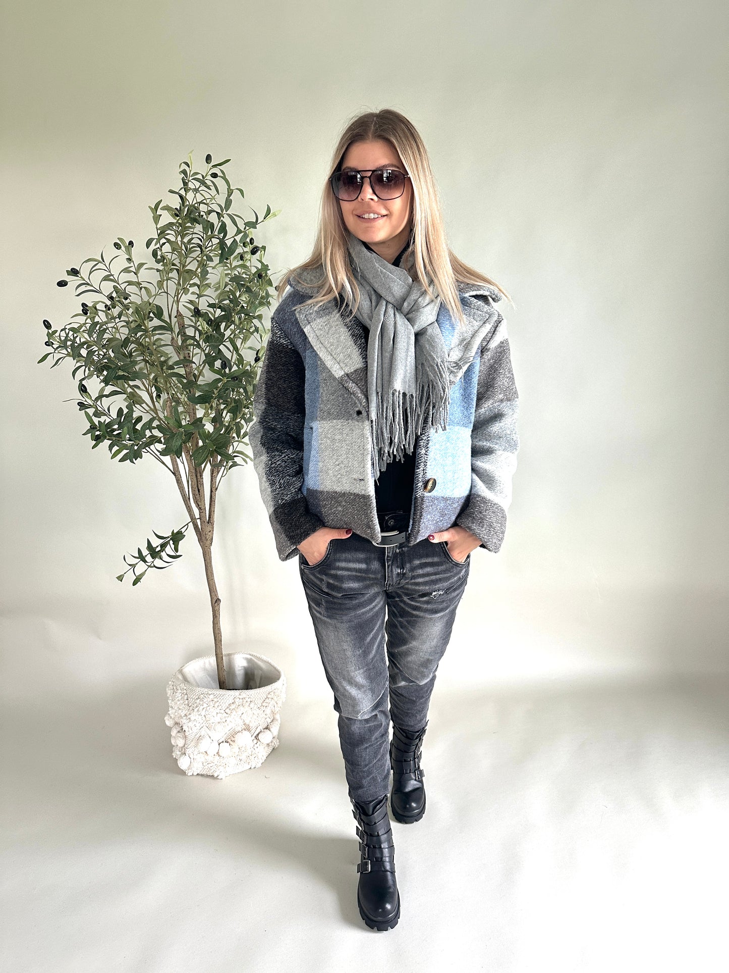 schal in grau mit glitzersteinen und fransen