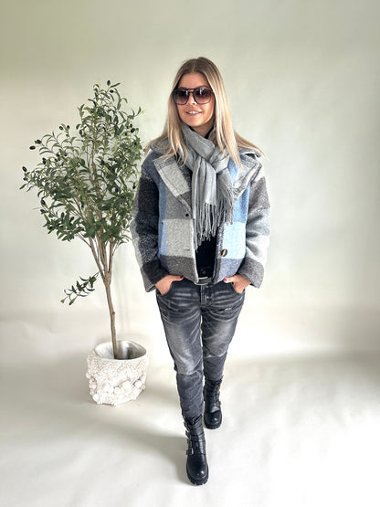 Schal in Grau mit Glitzersteinen und Fransen