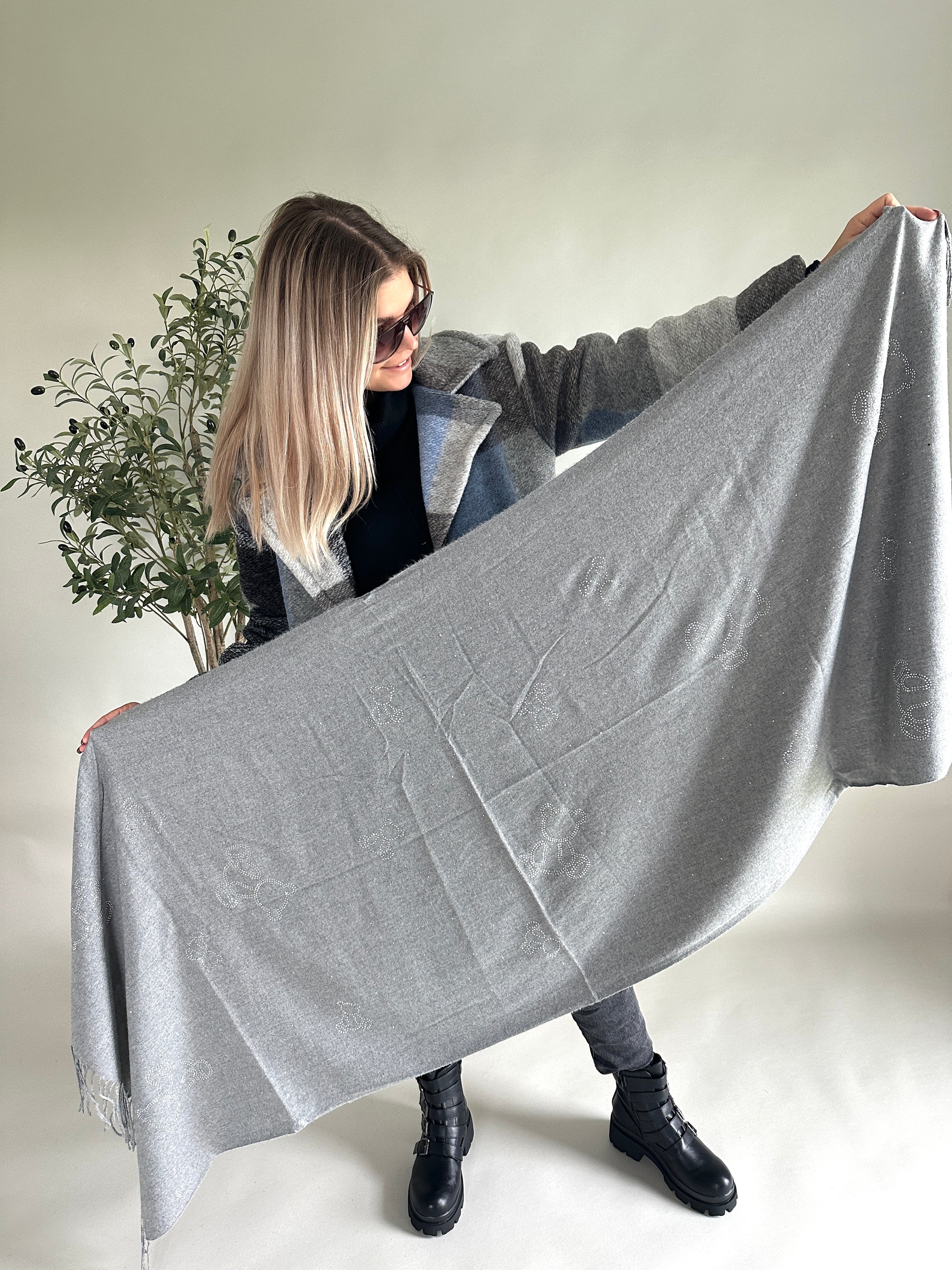 Schal in Grau mit Glitzersteinen und Fransen