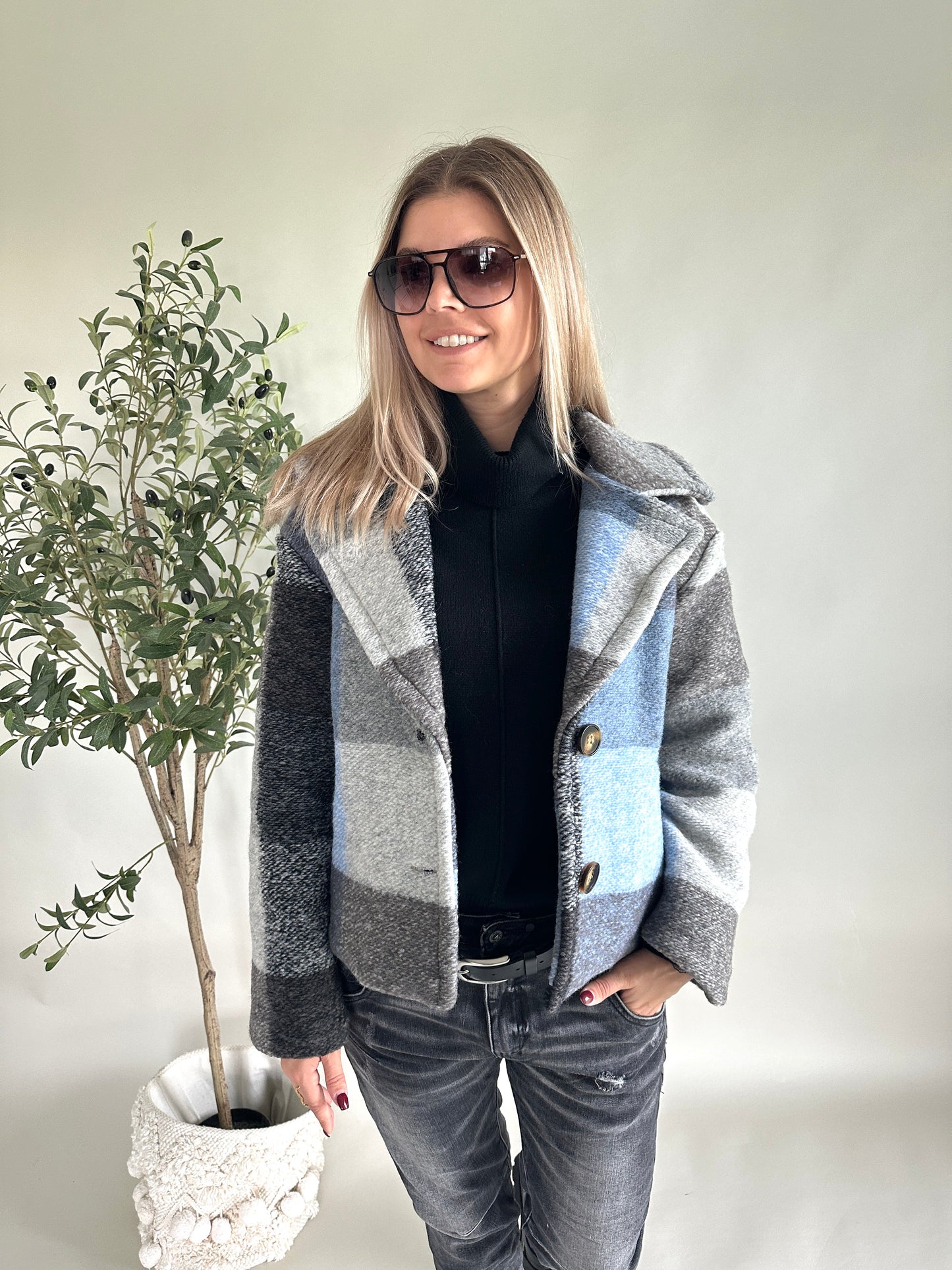 pullover in schwarz mit weitem rollkragen und schlitz an der seite