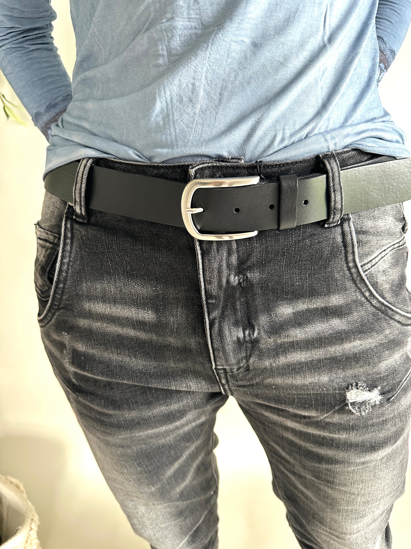 gürtel in schwarz mit silberner schnalle