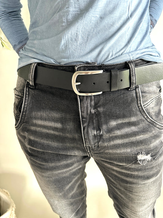 Gürtel in Schwarz mit Silberner Schnalle