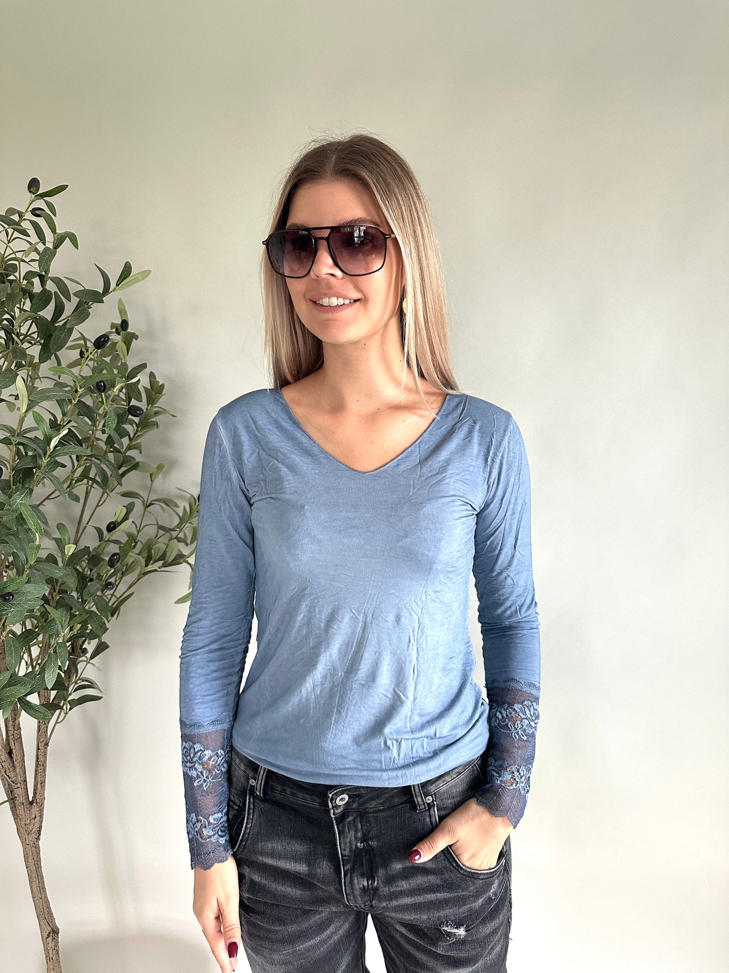 shirt in hellblau mit spitze am ärmel und v- ausschnitt