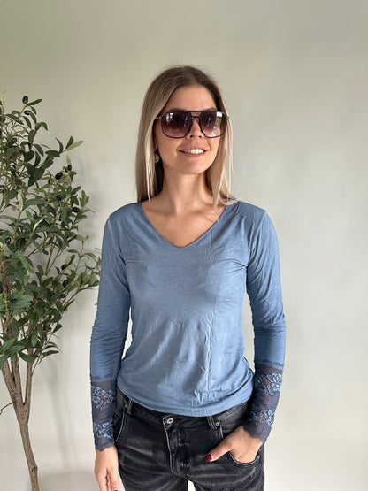 Shirt in Hellblau mit Spitze am Ärmel und V- Ausschnitt