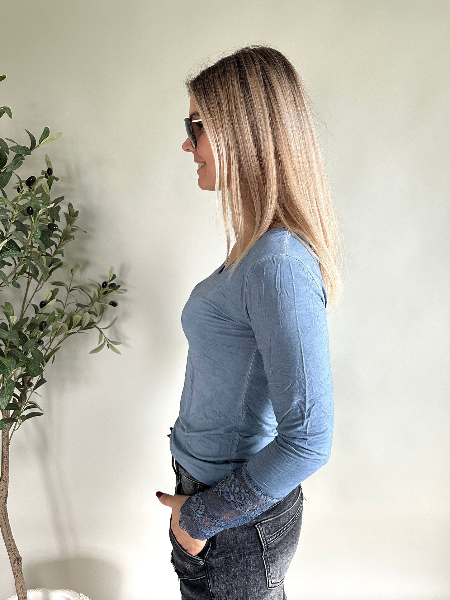 shirt in hellblau mit spitze am ärmel und v- ausschnitt