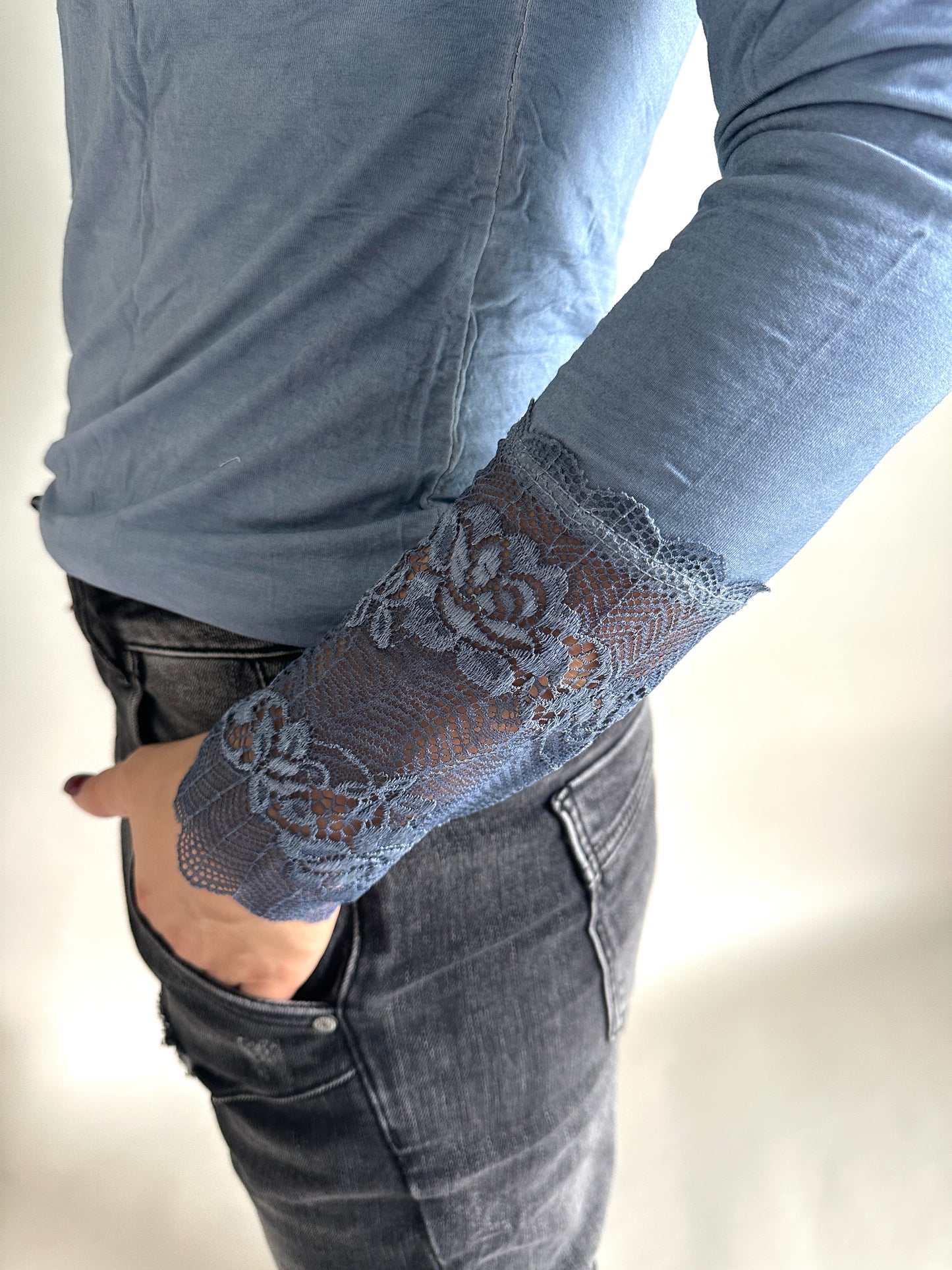 shirt in hellblau mit spitze am ärmel und v- ausschnitt