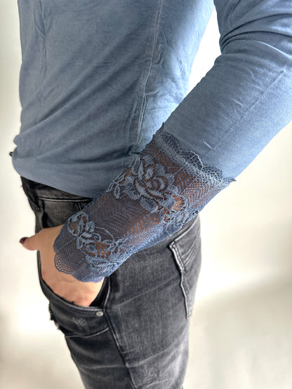 Shirt in Hellblau mit Spitze am Ärmel und V- Ausschnitt