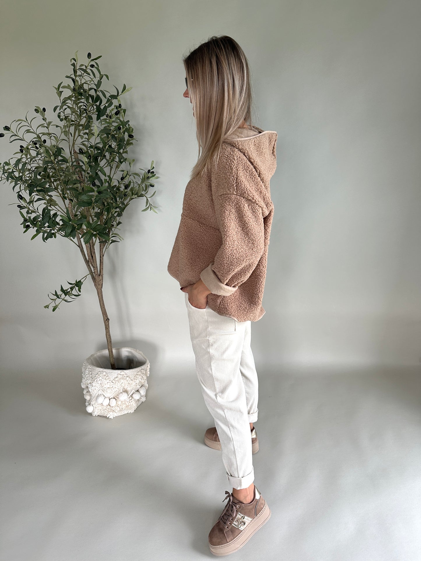 pullover in zimt mit kapuze und reißverschluß vorne