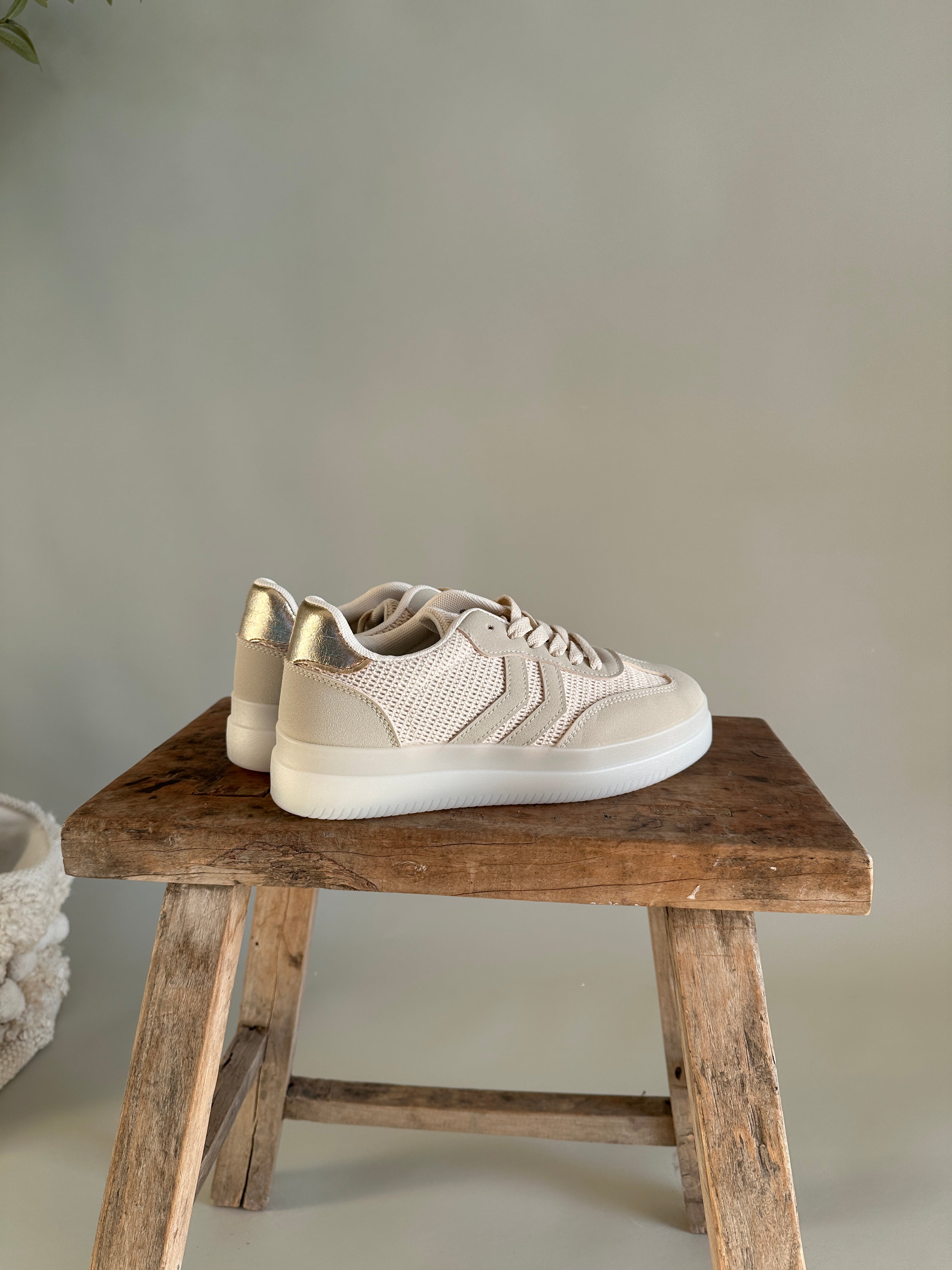 Sneaker in Beige mit Gold